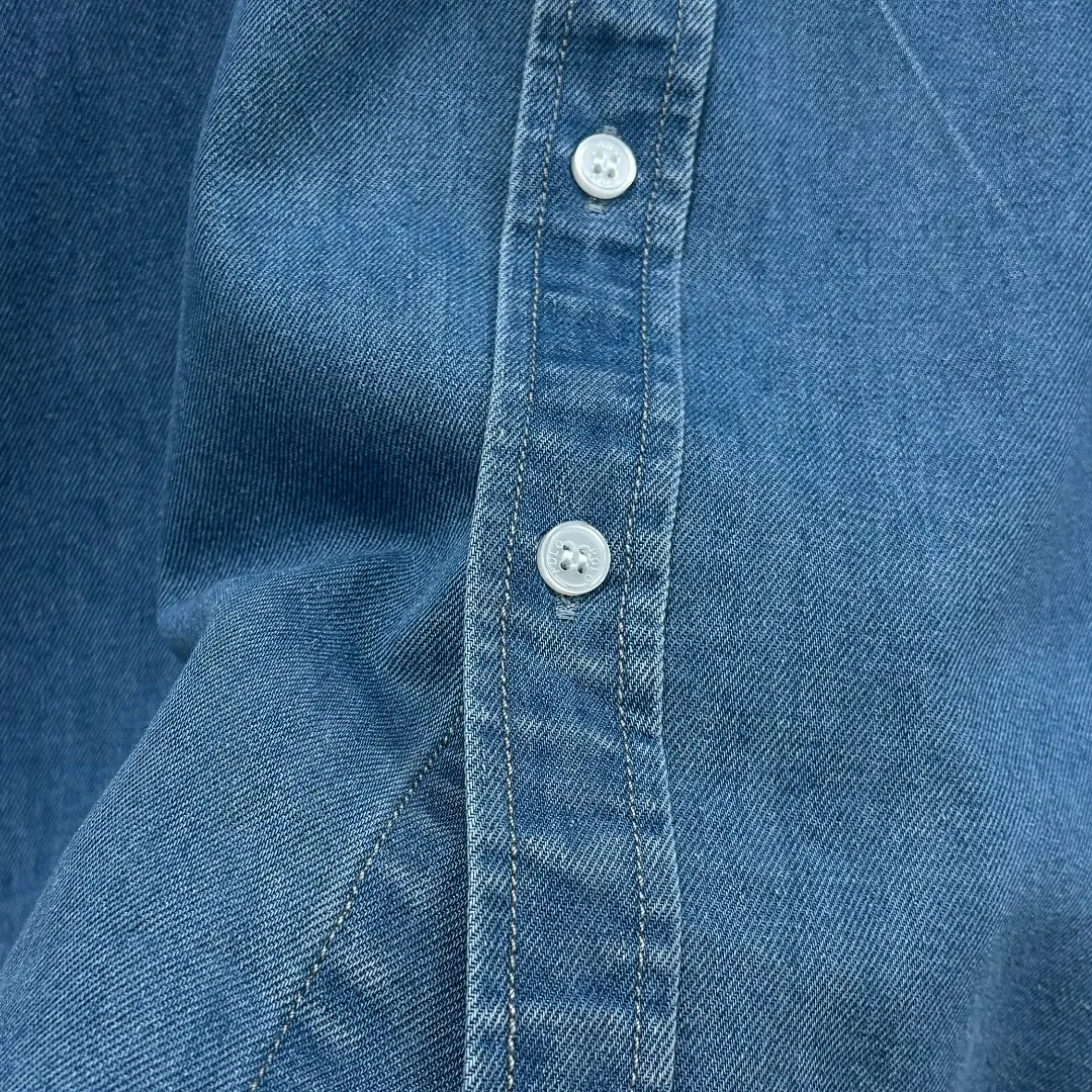 P220 Ralph Lauren/Ralph Lauren embroidered denim shirt is made of high-count combed cotton denim fabric. The yarn is even and fine. No impurity hairiness. You can feel the soft texture of cotton fiber when you touch it. Loose fit. The upper body is three-dimensional. The lines are smooth and natural. From the shoulder line to the waist line and then to the hem. The line transition is smooth. There are no unnecessary folds or accumulation. The whole body is neat and stretched. The chest is embellished with the iconic pony embroidery. It is simple but highly recognizable. The color transition of the embroidery thread is natural. The stitches are evenly spaced and uniform in size. The stitches can also connect naturally and the lines are smooth and not stiff. Size: S M L XL